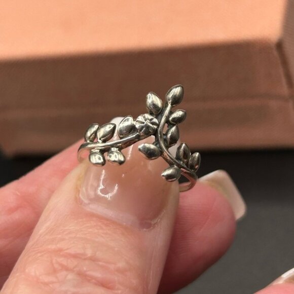 925 Sterling Silver Flower Leaves Size 7.5 Ring - Picture 2 of 11